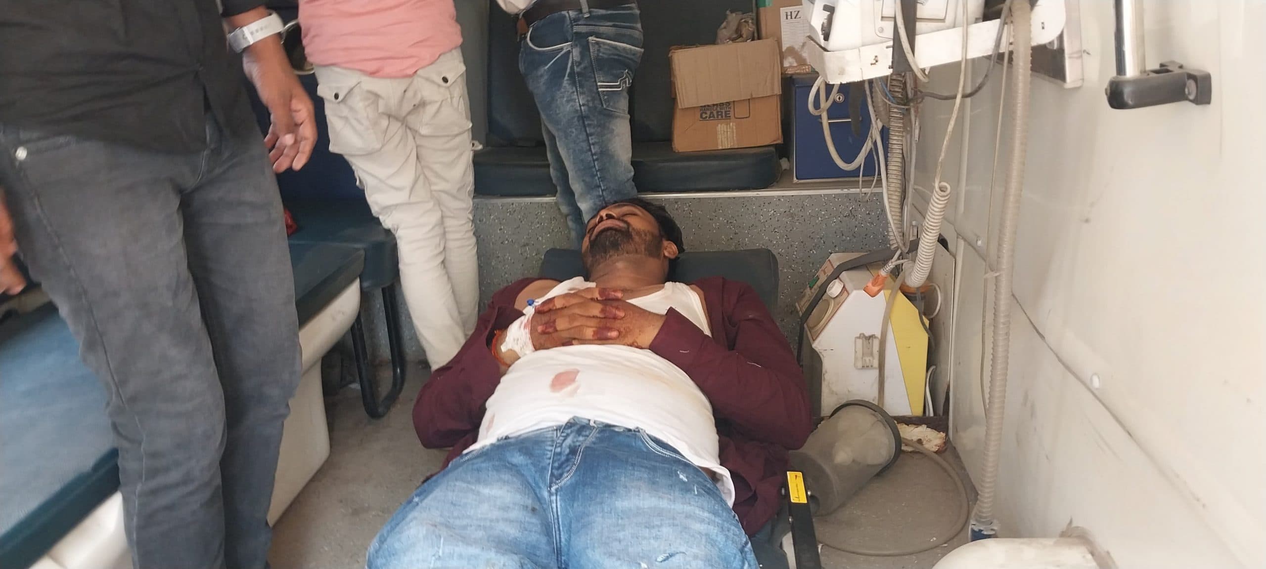 ट्रैक्टर का चक्का युवक पर चढ़ा, घायल