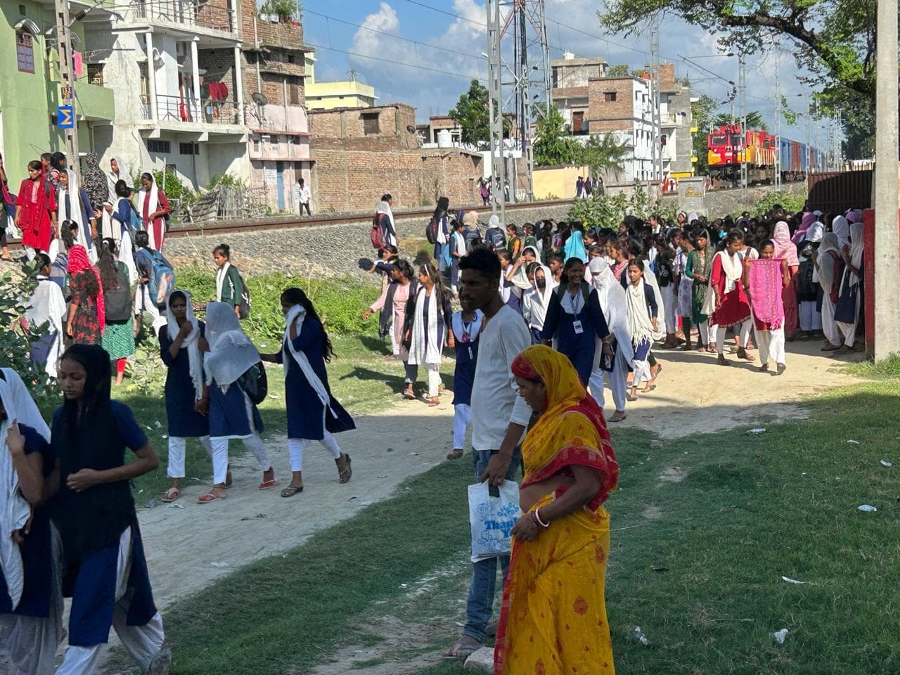 Motihari: रेल पटरी पार कर विद्यालय जाने को मजबूर हजारों छात्राएं