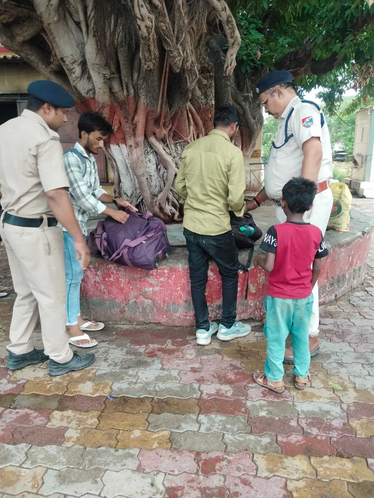 Bettiha  : पुलिस व एसएसबी की पेट्रोलिंग के साथ सीमा पर सघन जांच