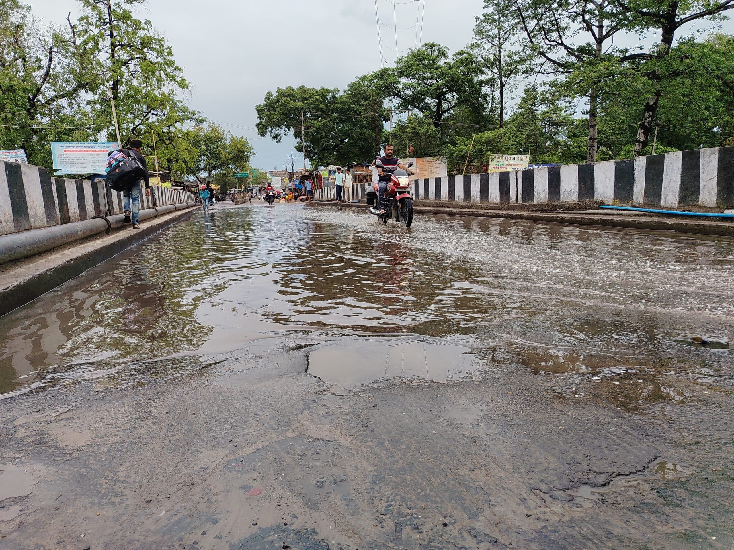 Bettiha  : नगर के त्रिवेणी नहर पुल की हालत जर्जर