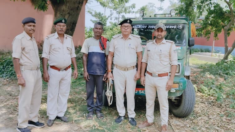 Bettiha  : शीशम का पटरा व चौखट के साथ एक गिरफ्तार