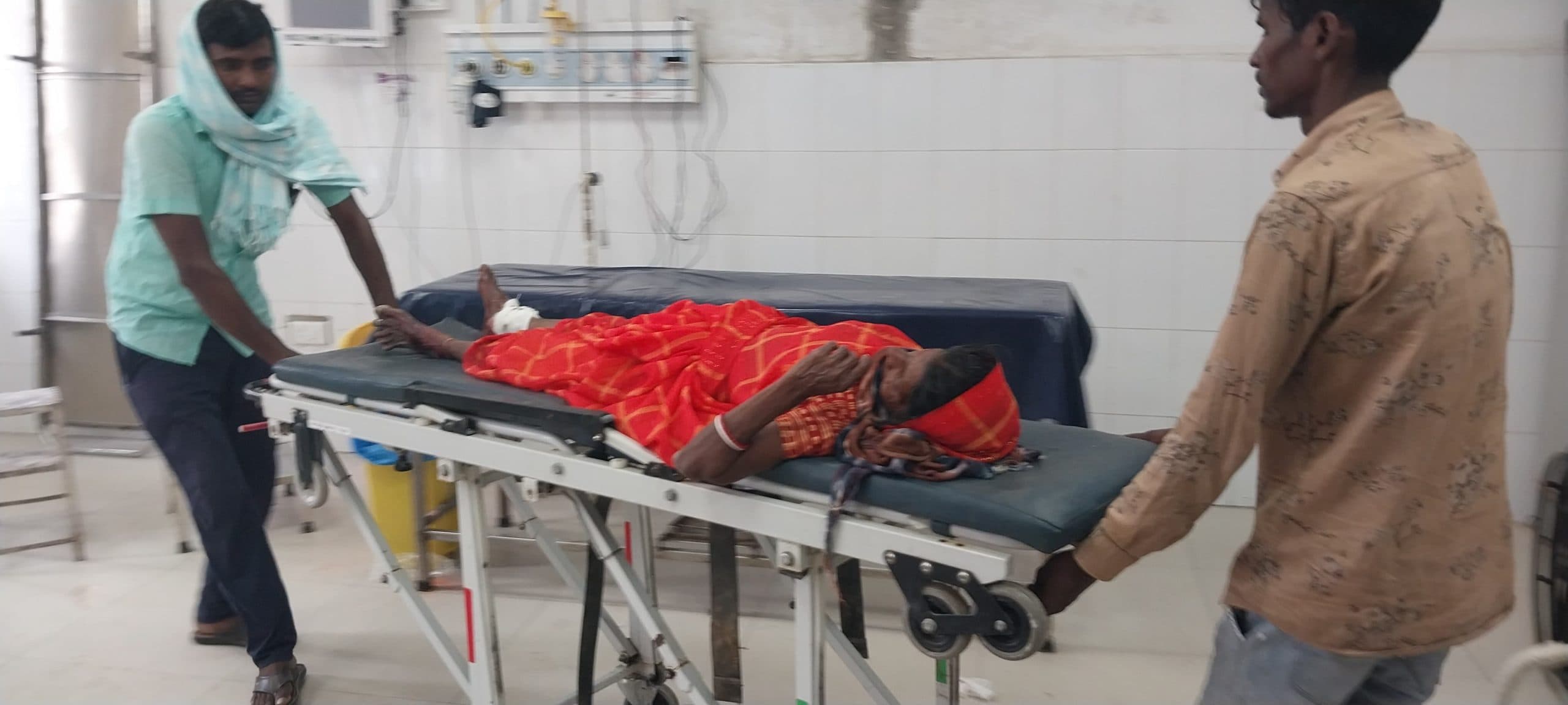 अनियंत्रित इ-रिक्शा के पलटने से महिला हुई घायल