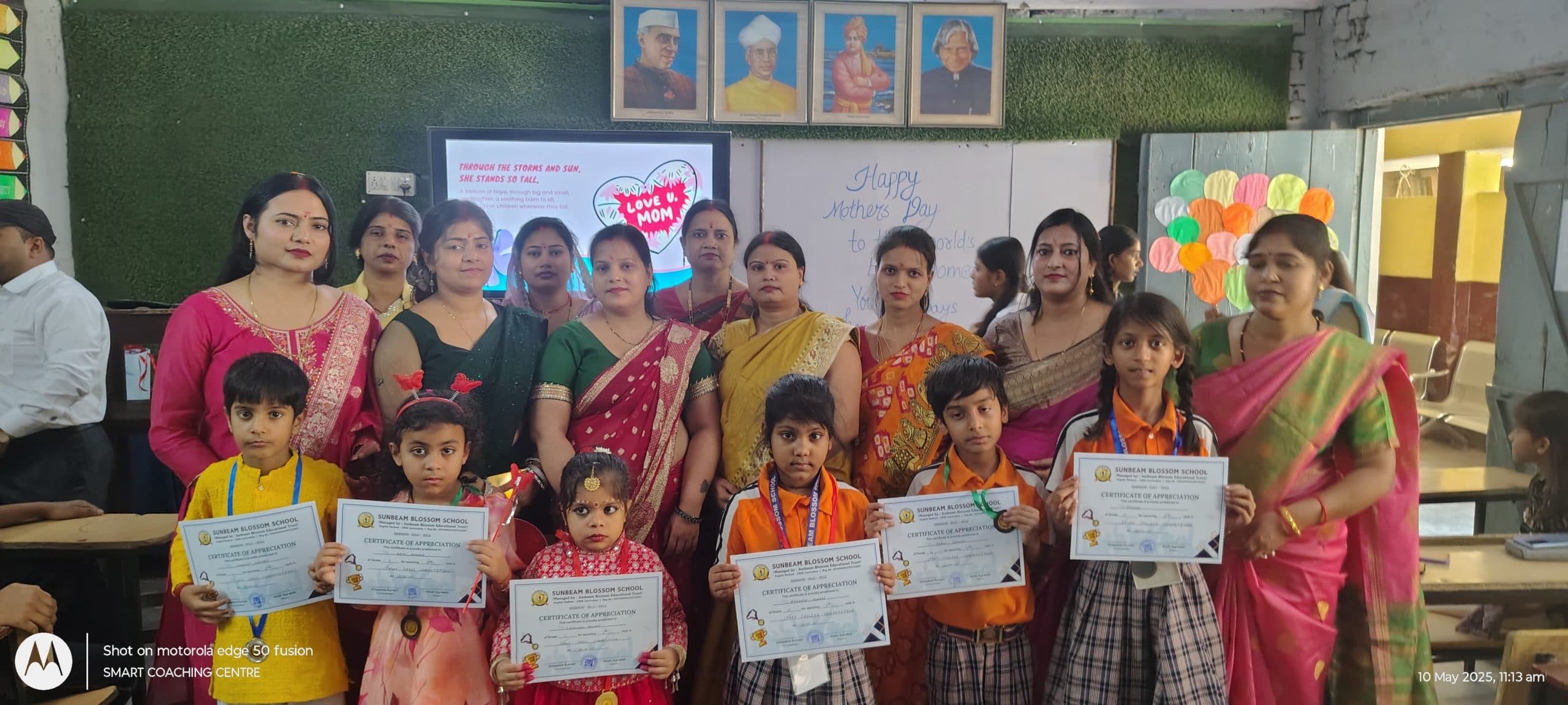 स्कूल में छात्राओं की माताओं को किया गया सम्मानित