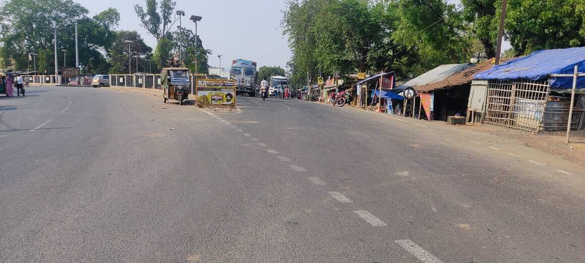 तेज चिलचिलाती धूप से बाजार में छाया सन्नाटा