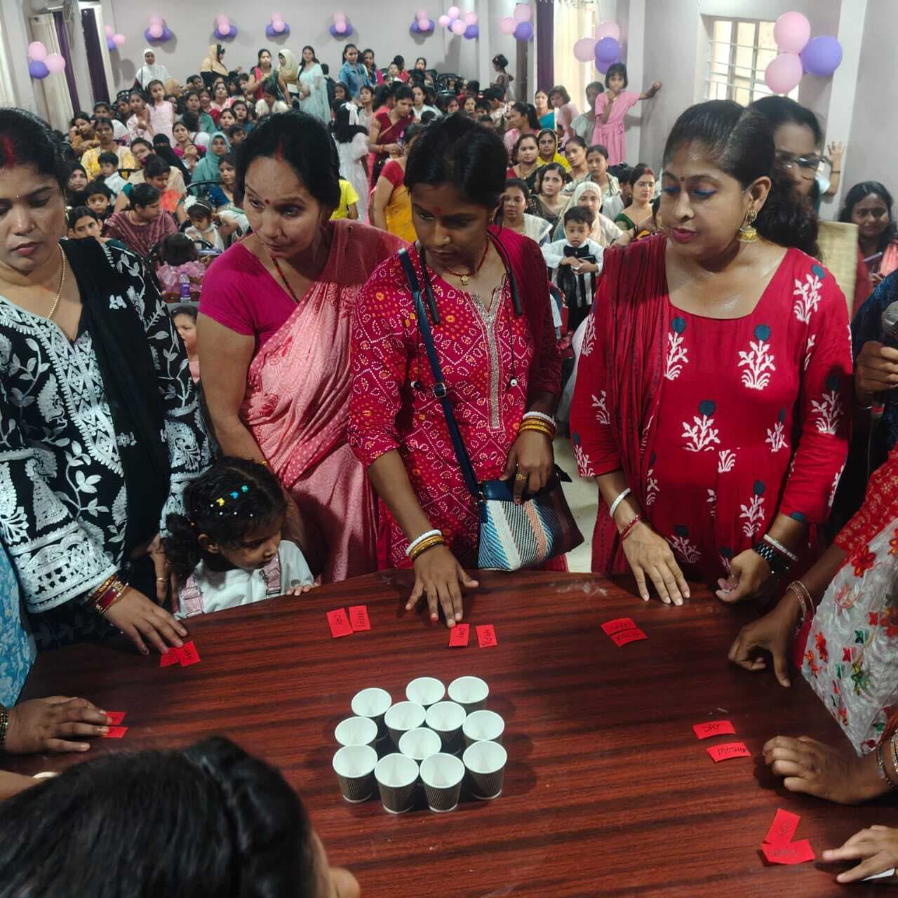 अपने बच्चों की खुशी के लिए सारी दुनिया से लड़ सकती है मां