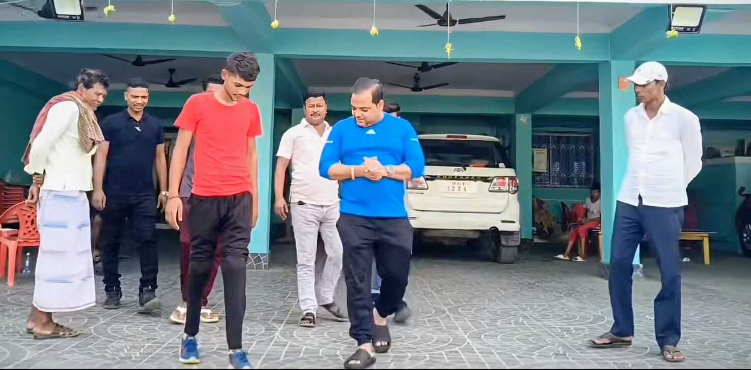 अजहर इस्लाम ने दिव्यांग युवक को लगवाया कृत्रिम पैर, मिली नयी जिंदगी