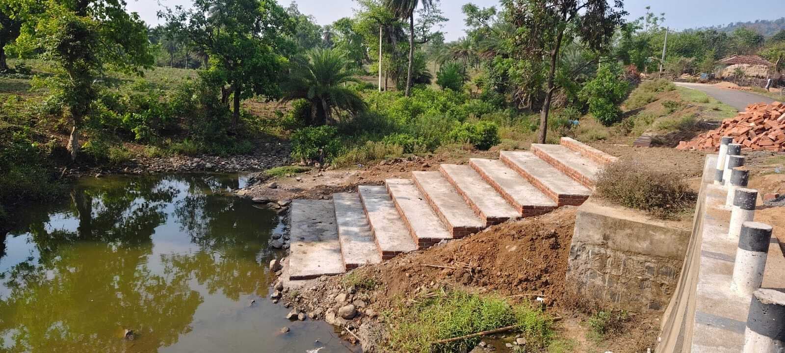 कोयोपाड़ा में बांग्ला ईंटों से तैयार की जा रही सीढ़ी