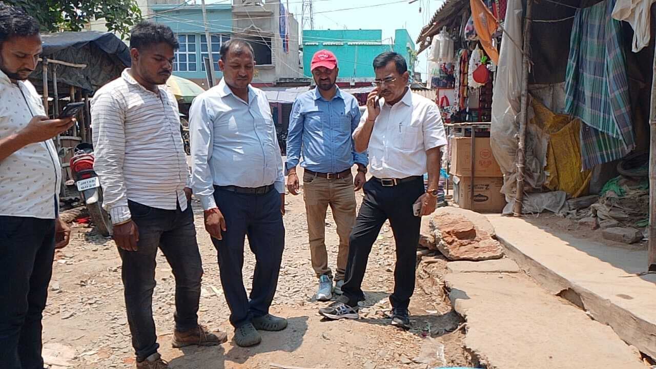 पेयजलापूर्ति पाइप क्षतिग्रस्त करने के मामले की जांच में पहुंचे अधिकारी