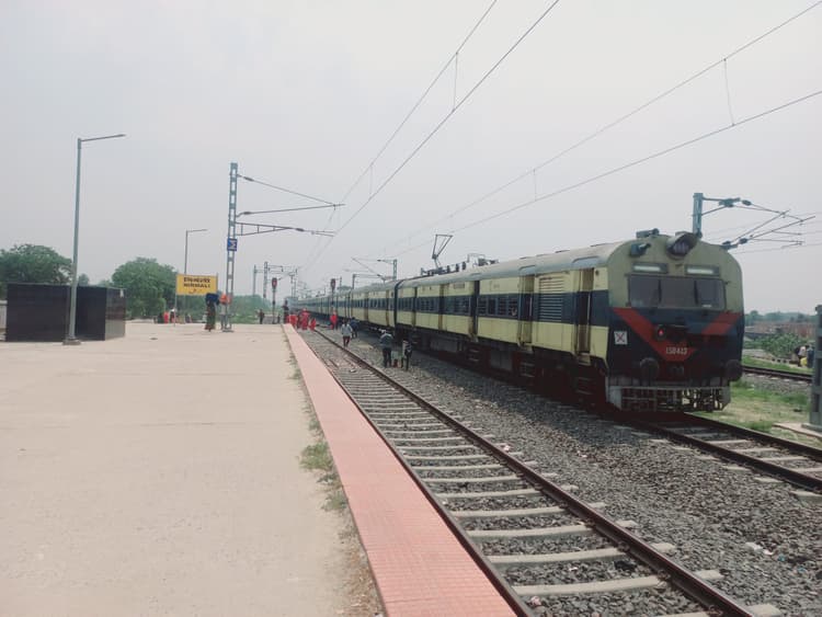 निर्मली स्टेशन के पास मेमू स्पेशल ट्रेन में आयी तकनीकी खराबी, साढ़े चार घंटे तक परेशान रहे यात्री