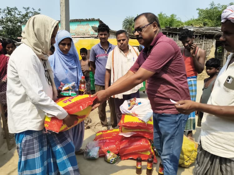 गोपीनगर परसा में अग्निपीड़ितों को पूर्व मुखिया ने दी राहत