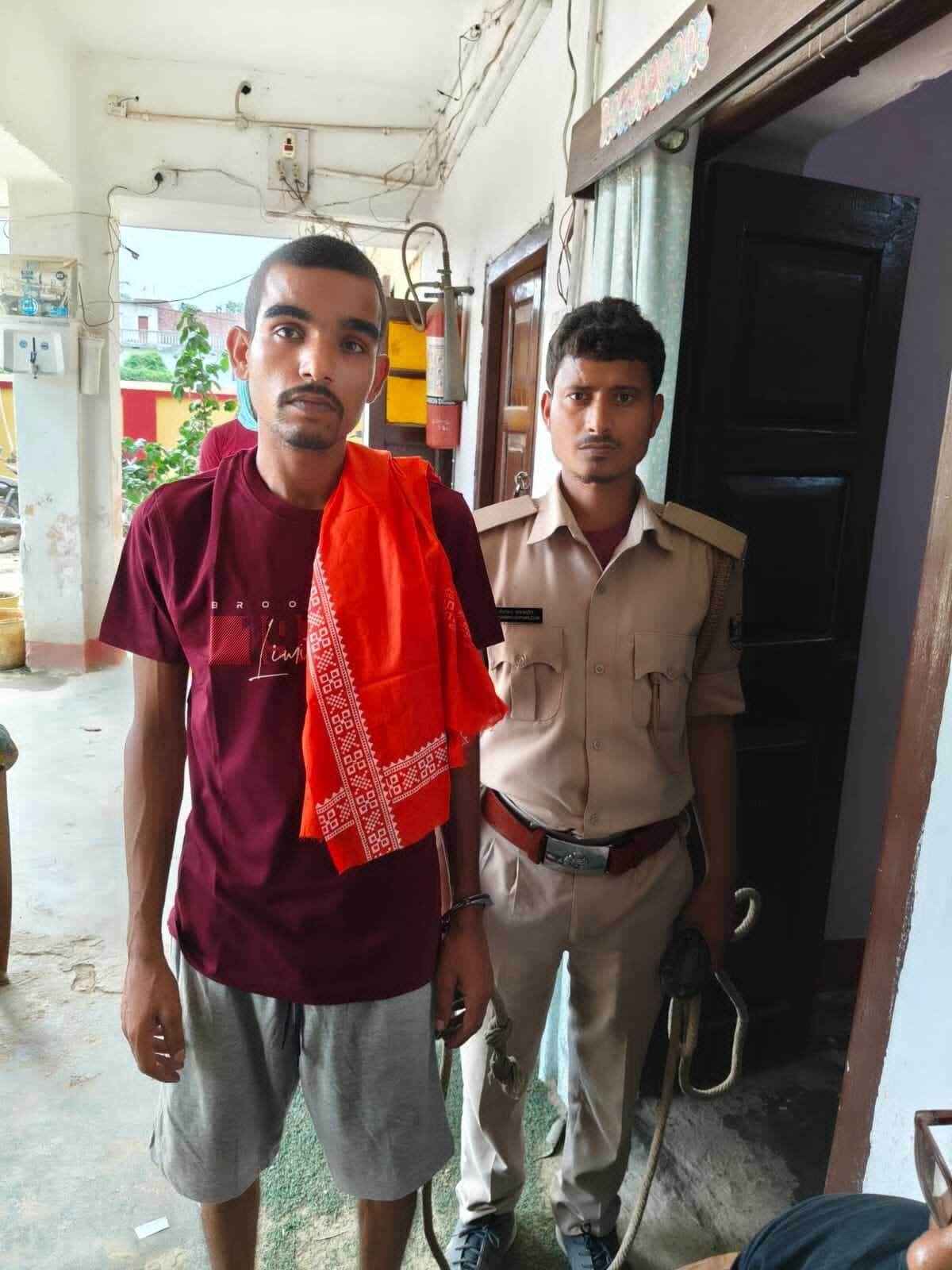 प्रतिबंधित कोडिन युक्त कफ सिरप के साथ तस्कर गिरफ्तार