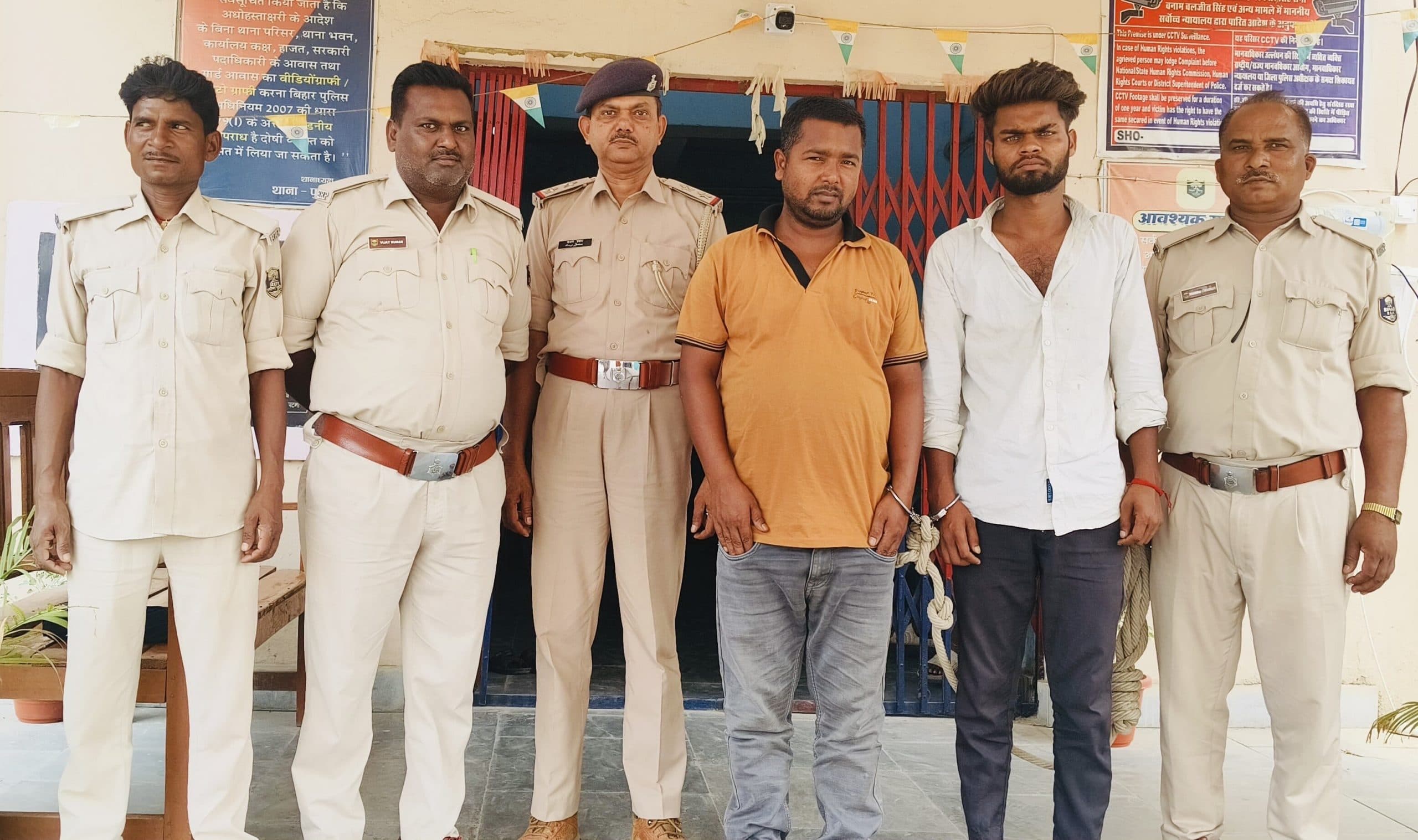 चोरी की बाइकों के सौदे की तैयारी कर रहे दो शातिर चोर धराये, पांच बाइकें बरामद