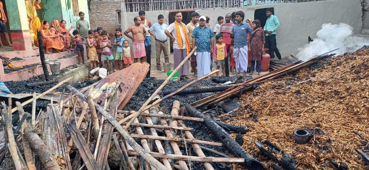 बेलौन ढांगी में आग की चपेट में आया दो घर