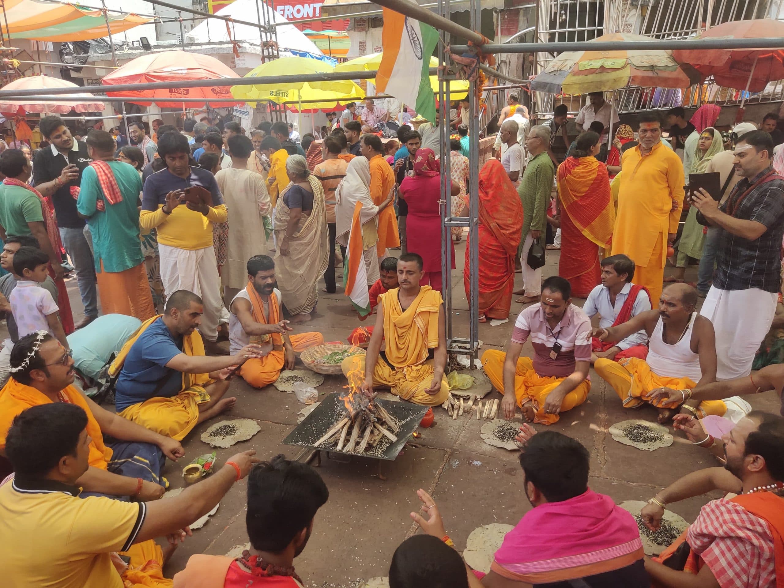 Deoghar news : बाबा मंदिर में हवन पूजन कर शहीद जवानों को दी श्रद्धांजलि, सेना के शौर्य के लिए की गयी प्रार्थना