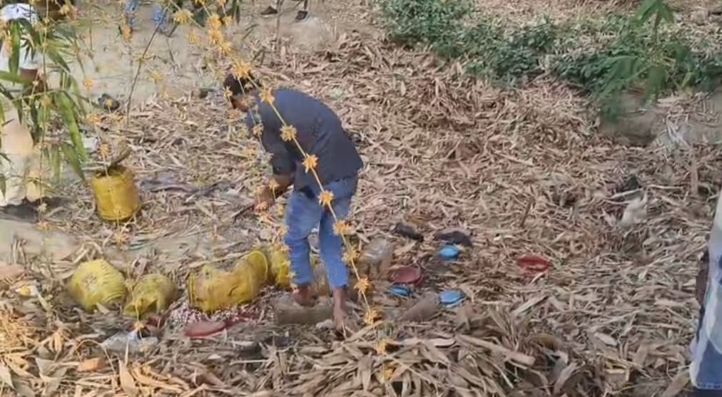 गड्ढे में छिपाकर रखी गयी थी शराब, पुलिस ने पांच हजार लीटर कच्ची शराब की नष्ट, धंधेबाजों की तलाश में मीरगंज पुलिस ने छापेमारी की तेज