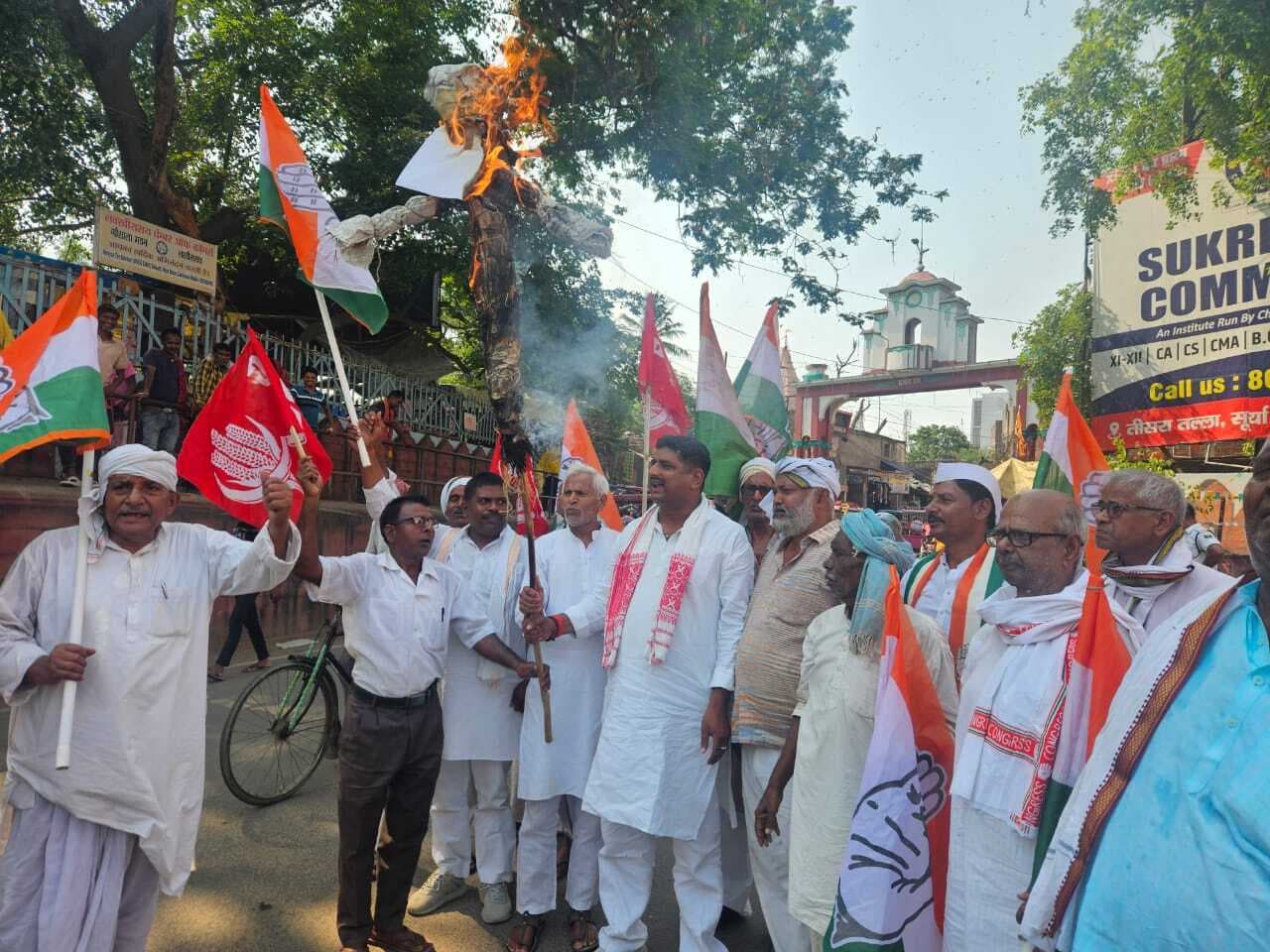 शिक्षा घोटाले के खिलाफ इंडिया गठबंधन ने फूंका डिप्टी सीएम का पुतला