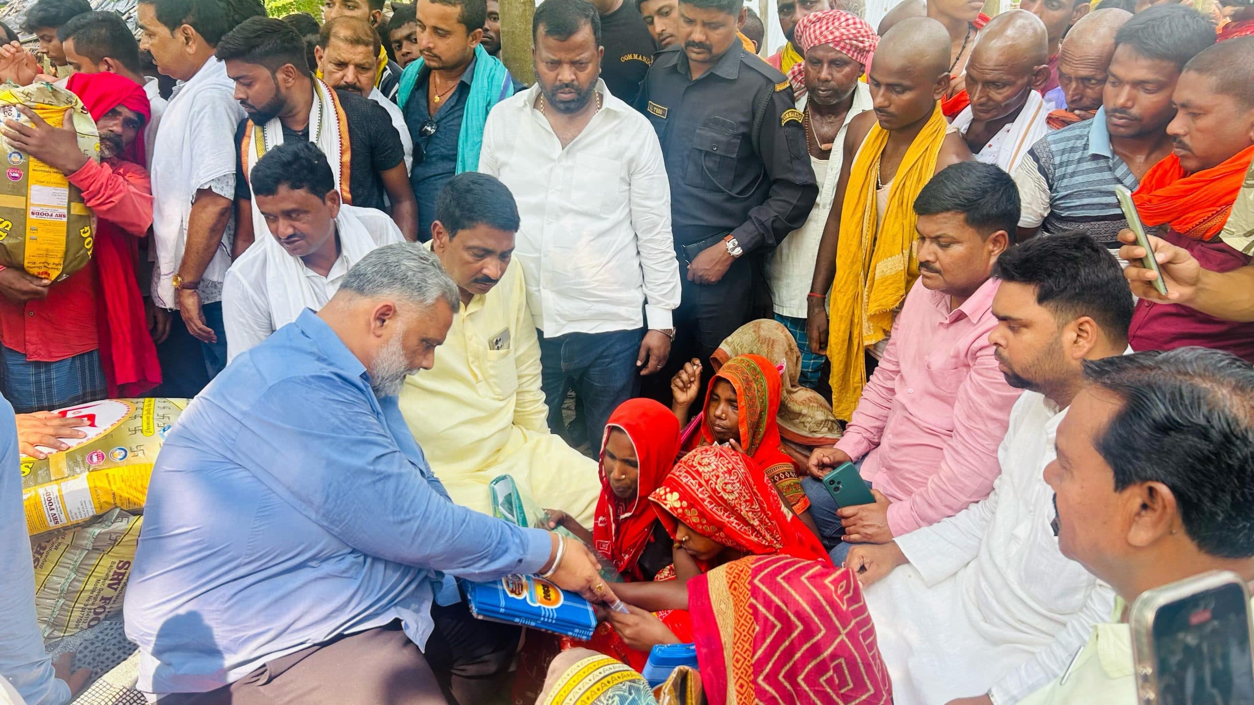 सांसद ने आर्थिक मदद कर अग्निपीड़ित परिवारों के पोछे आंसू