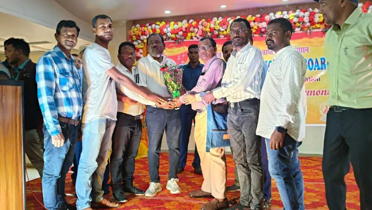 Jamshedpur news. पंडित रघुनाथ मुर्मू की जयंती को राजकीय अवकाश घोषित करने पर रामदास सोरेन सम्मानित