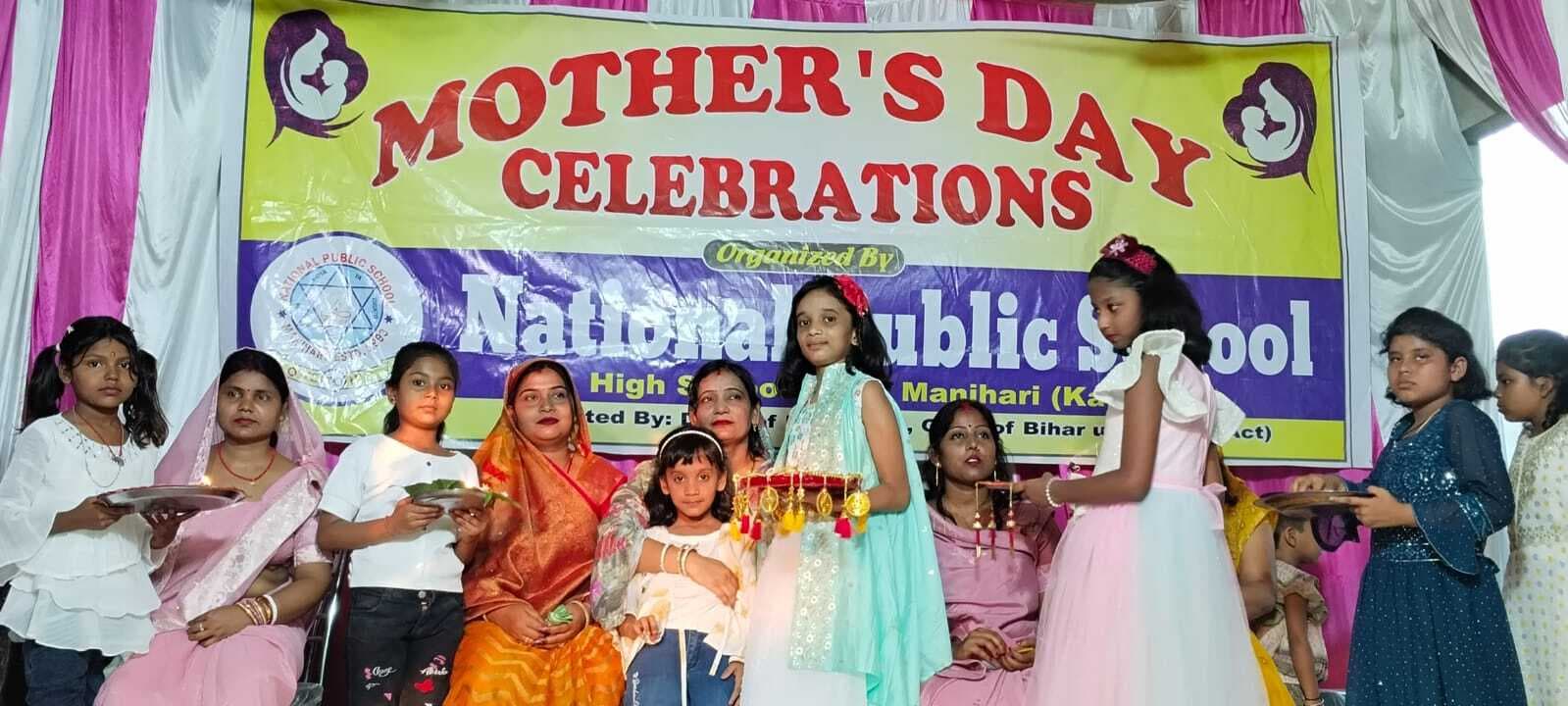 नेशनल पब्लिक स्कूल में मदर्स डे का आयोजन