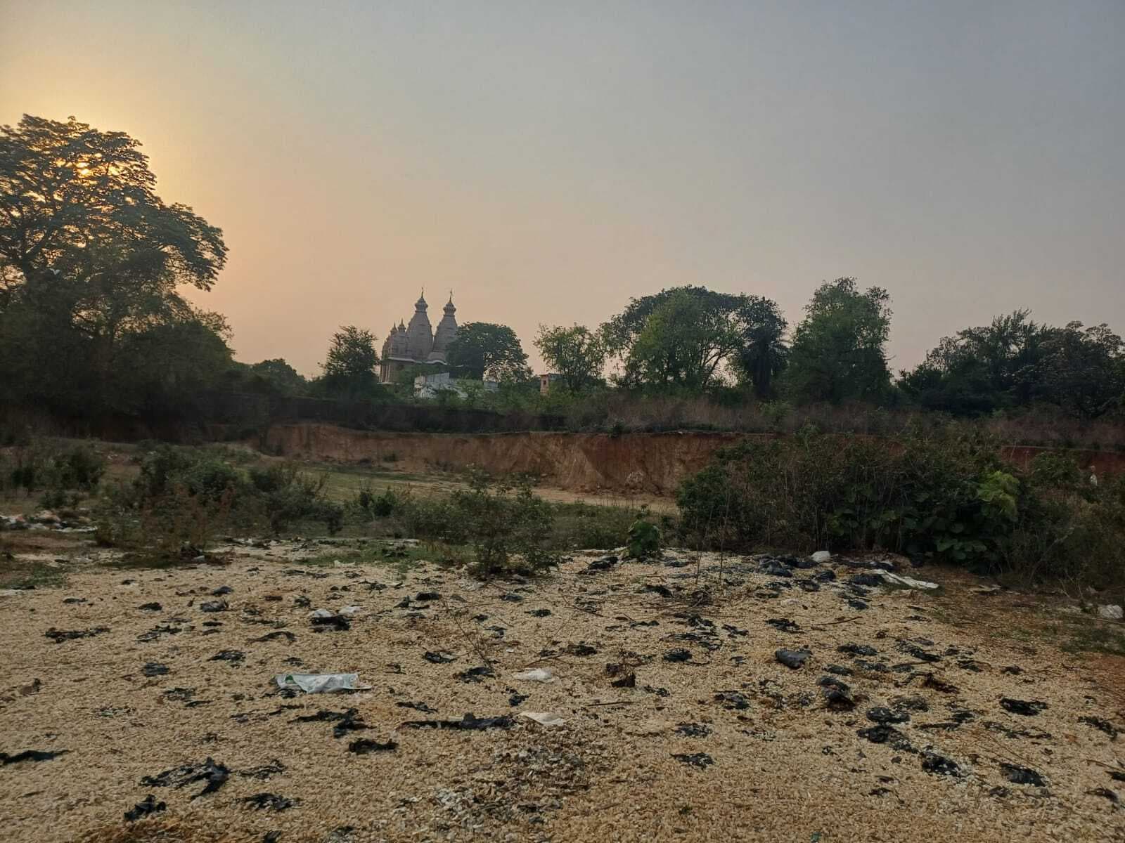 Deoghar news : कुंडा थाना क्षेत्र के हथगढ में भी दो एकड़ गोचर भूमि में खुदाई कर मिट्टी बेच डाली