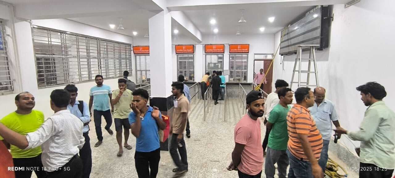 मधुपुर रेलवे स्टेशन में नव-निर्मित टिकट घर चालू