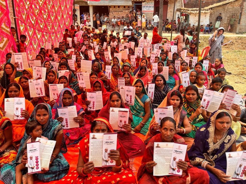 महिलाओं को कल्याणकारी योजनाओं की दी जानकारी