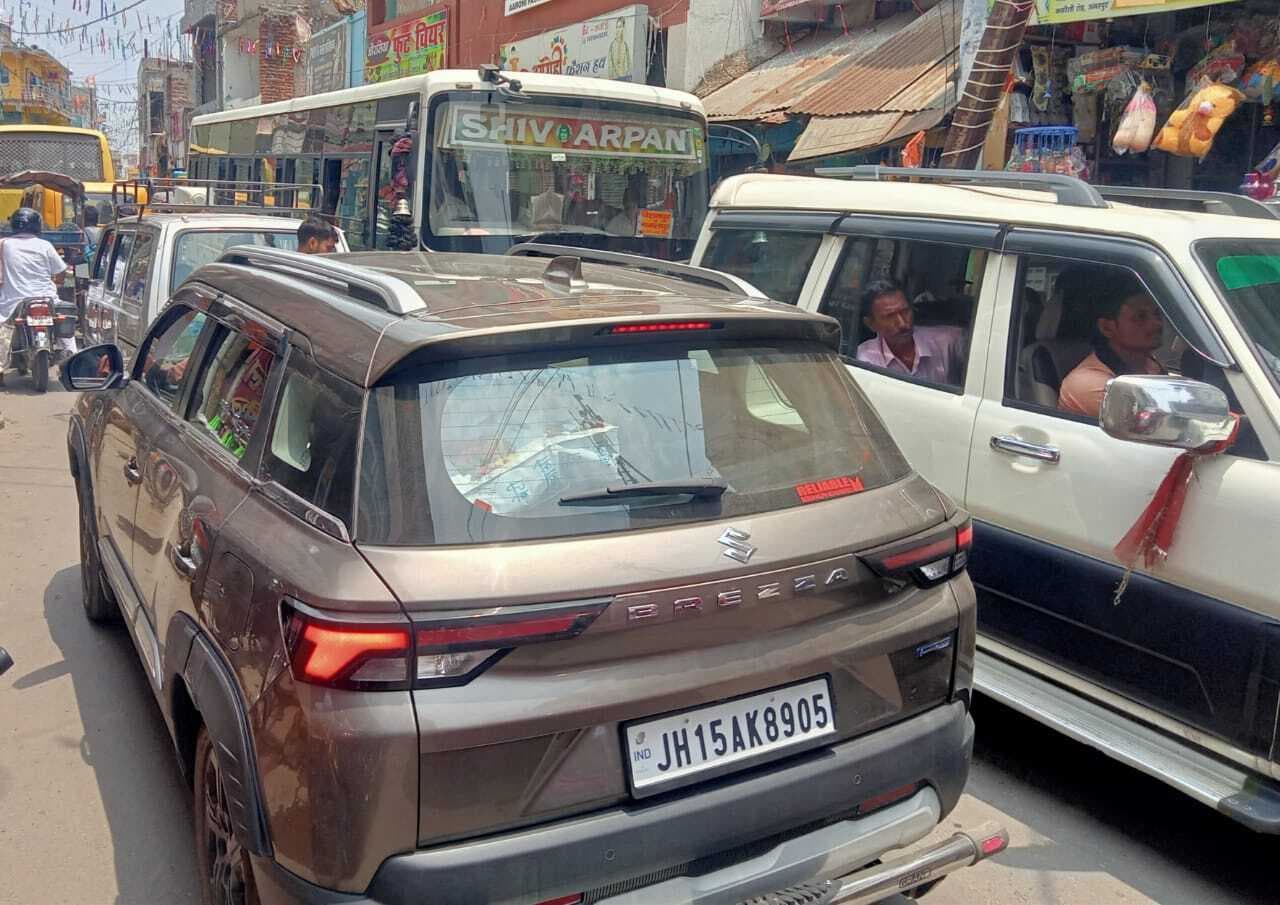 दुकानदारों की मनमानी से अक्सर लगता है जाम, जिम्मेदार नहीं दे रहे ध्यान