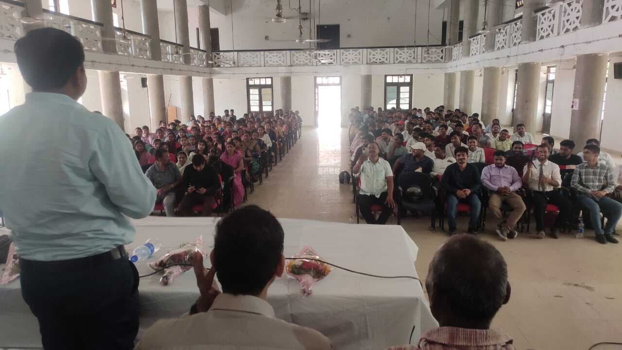 Motihari: छात्रों का तकनीक से जुड़ना आवश्यक