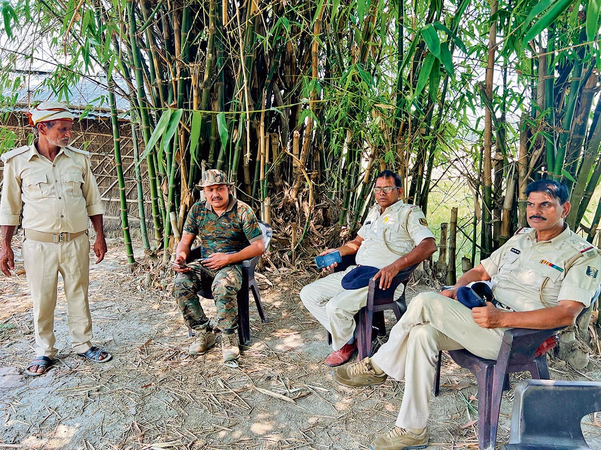 Gopalganj News  : सवनही पत्ती में पुलिस बल मुस्तैद, दूसरे पक्ष से भी दर्ज हुआ केस