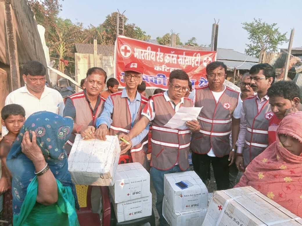 रेडक्रॉस ने 13 अग्नि पीड़ितों के बीच राहत सामग्री का किया वितरण