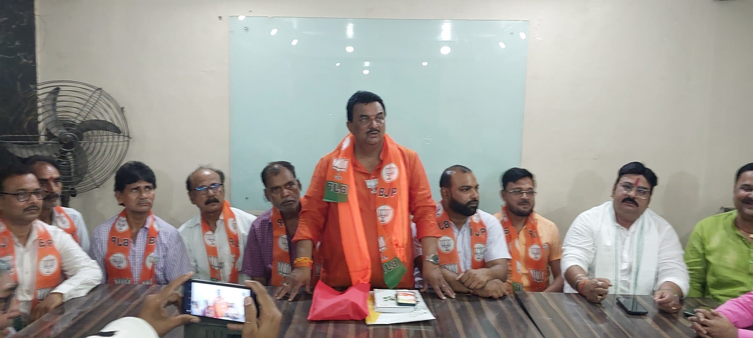 कांग्रेस छोड़कर समर्थकों के साथ भाजपा में शामिल हुए विकास सिंह