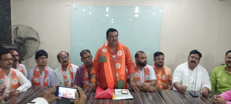 कांग्रेस छोड़कर समर्थकों के साथ भाजपा में शामिल हुए विकास सिंह