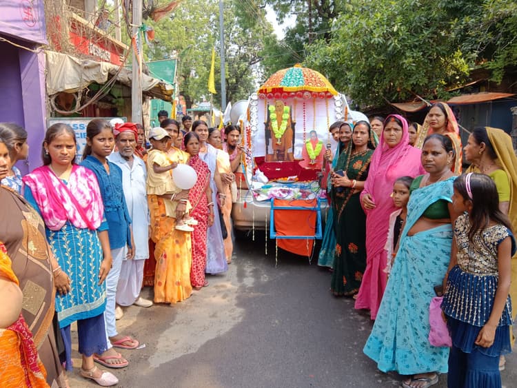 महर्षि मेंहीं आश्रम छोटा पंचगढ़ से निकाली गयी शोभा यात्रा