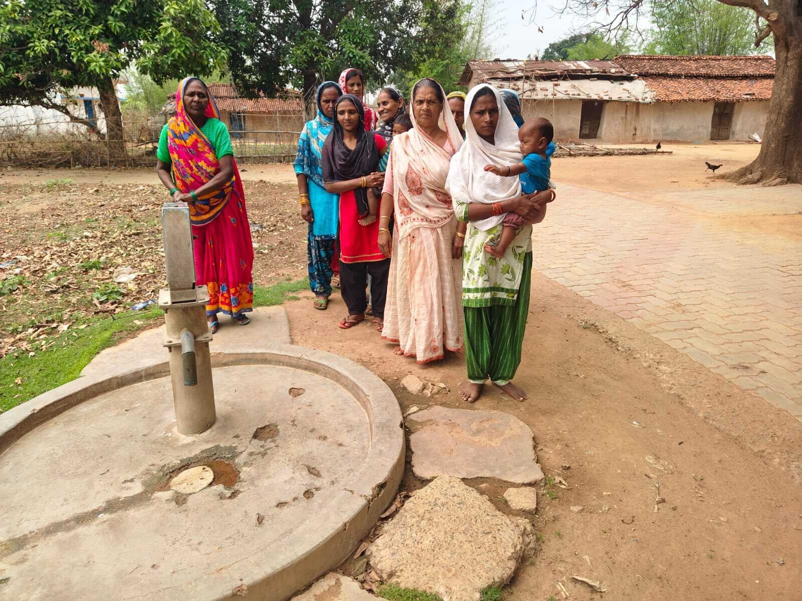 चापानल खराब होने से गहराया पेयजल संकट