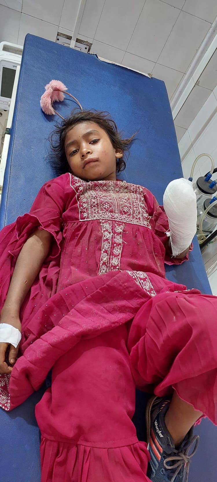 सवारी गाड़ी पलटने से आधे दर्जन लोग घायल