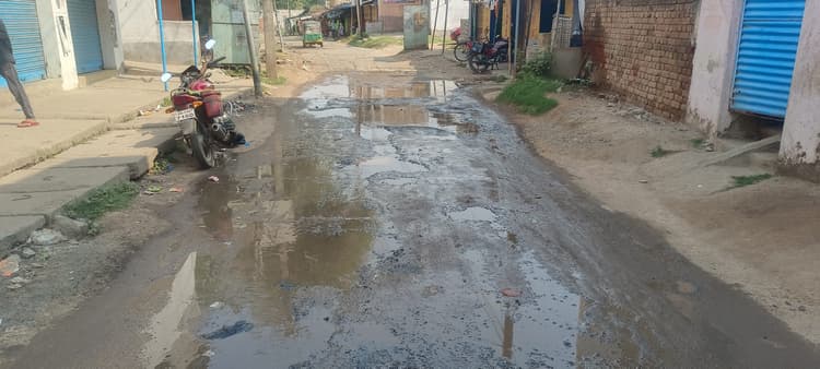 Deoghar news : जसीडीह सिनेमा हॉल रोड में सड़क पर बह रहा है नाले का गंदा पानी, लोगों को हो रही परेशानी