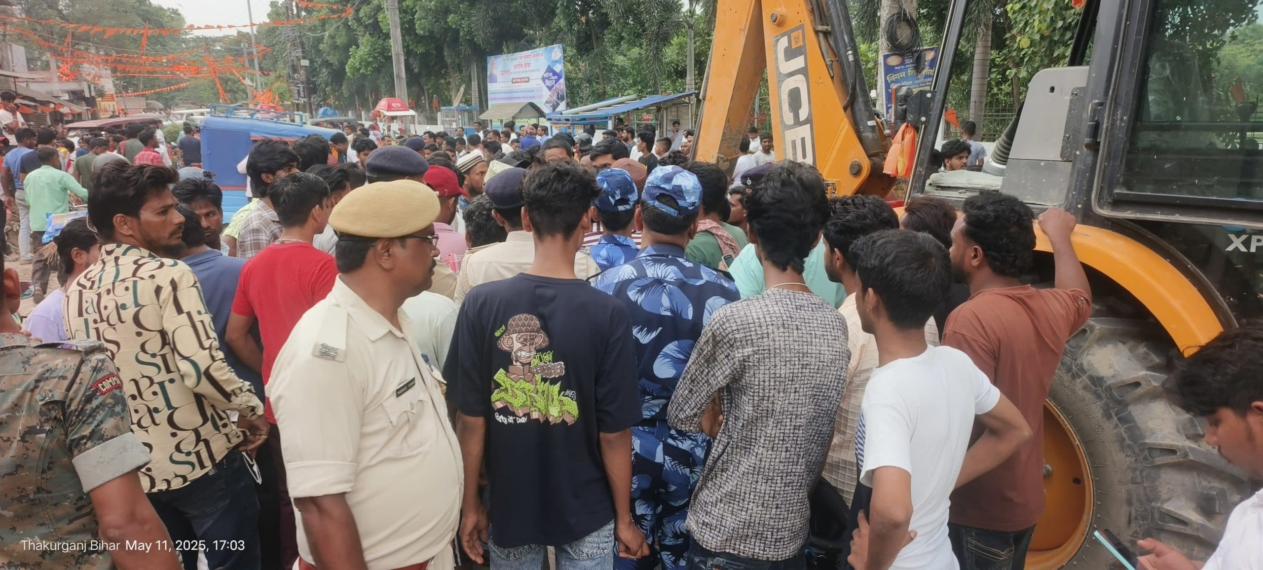 जेसीबी की चपेट में आने से महिला की मौत, परिजनों ने काटा बवाल