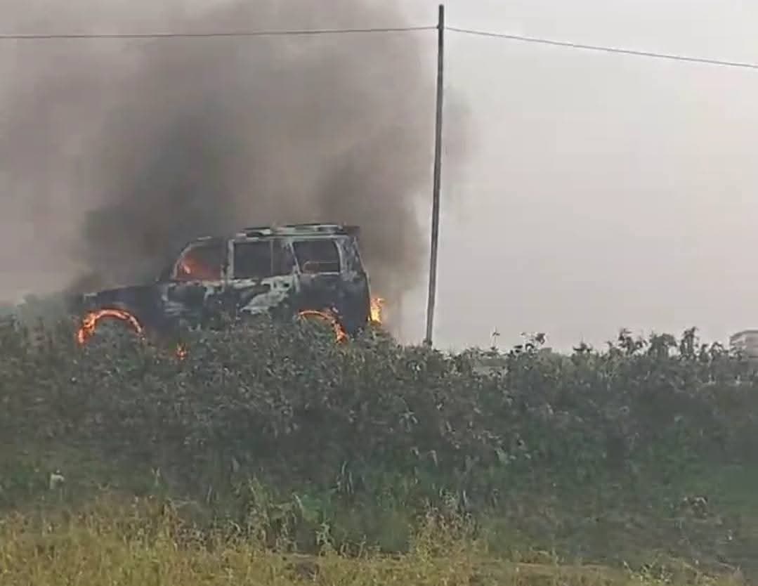 चलती स्कार्पियो में लगी आग, बाल-बाल बचे सवारी