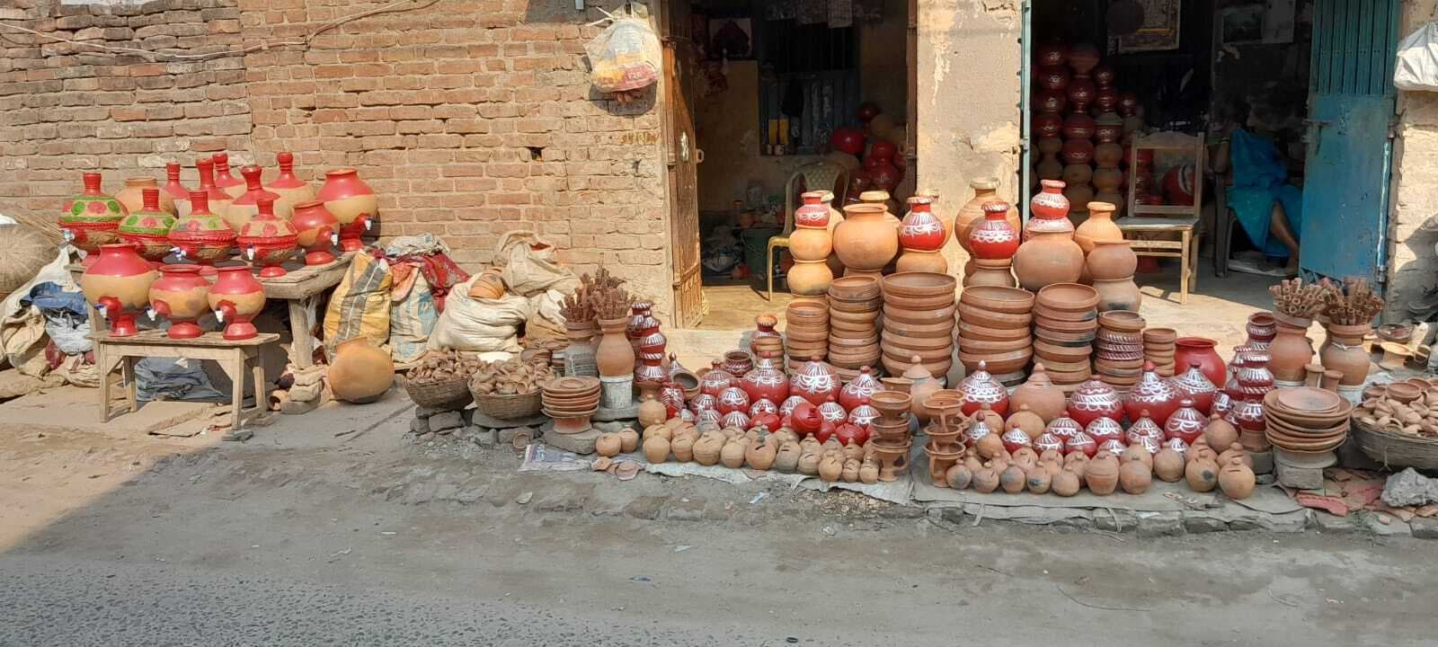 Madhubani News : गर्मी बढ़ते ही मिट्टी के घड़े व सुराही की बढ़ी डिमांड