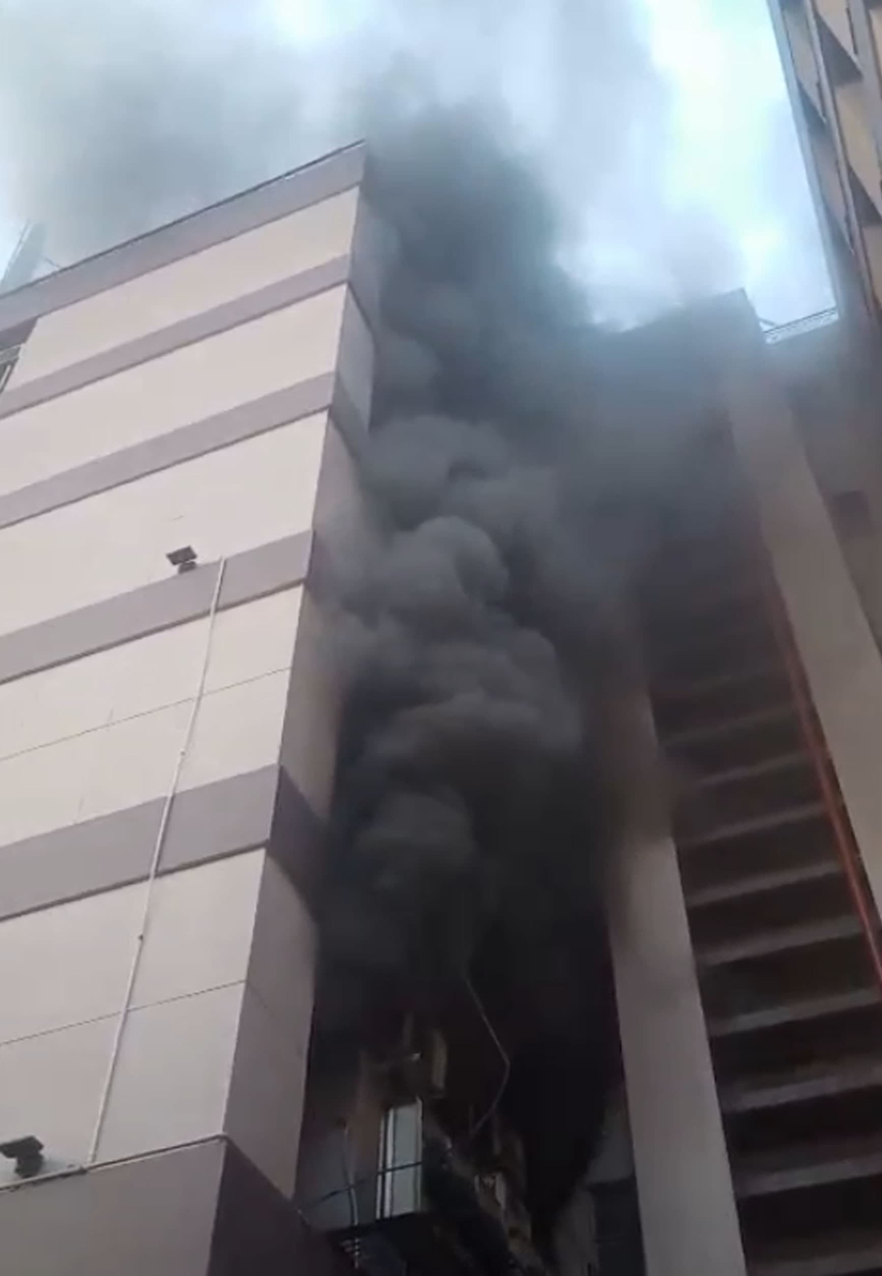 Patna News : शॉर्ट सर्किट से एलआइसी के आइटी विभाग में लगी भीषण आग, करोड़ों का नुकसान