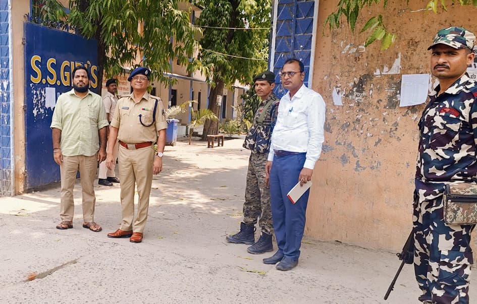 हाजीपुर के 13 केंद्रों पर कदाचारमुक्त माहौल में हुई कार्यालय परिचारी की परीक्षा