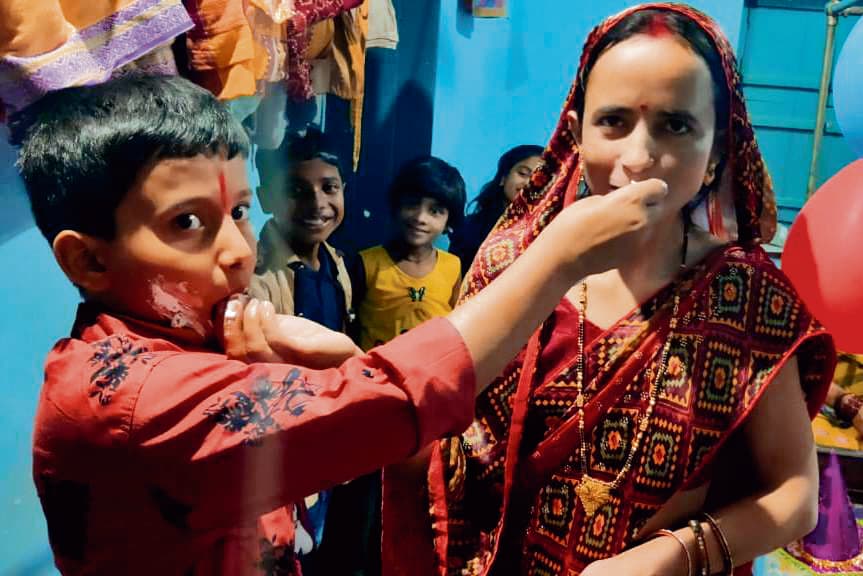 Saran News : युवाओं ने स्नेह और सम्मान के साथ मनाया मदर्स डे