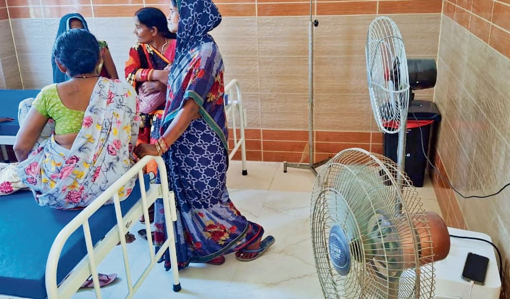Saran News : मदर एंड चाइल्ड हेल्थ यूनिट में सुविधाओं की कमी, घर से पंखा मंगाकर वार्डों में लगा रहे मरीजों के परिजन