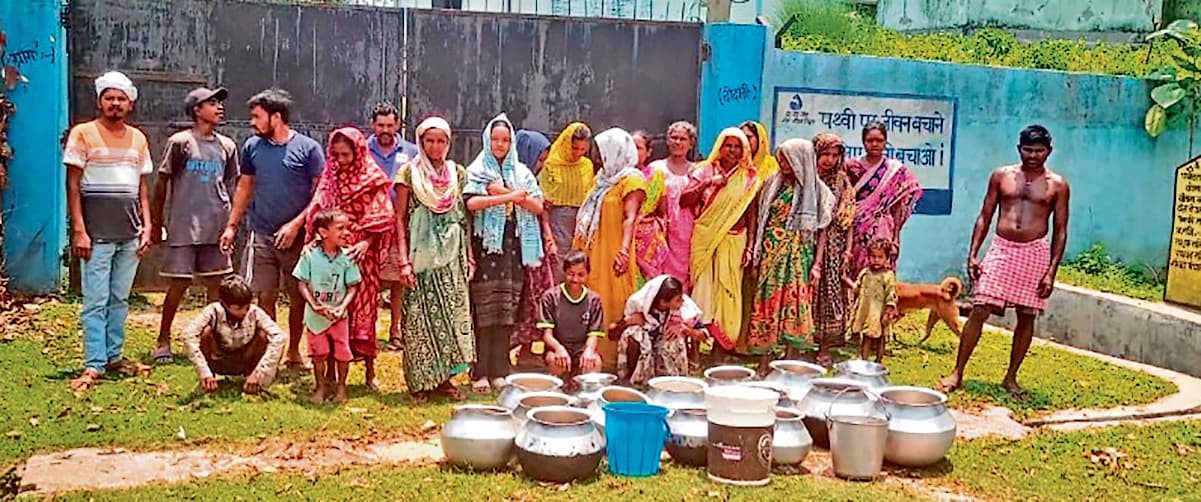 Chaibasa News : बिल बकाया होने पर बिजली काटी, 14 गांवों में जलापूर्ति ठप
