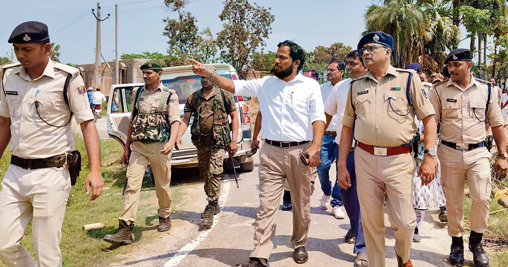 hajipur news. एनएच निर्माण में बाधा बने 18 स्ट्रक्चरों को हटाया गया