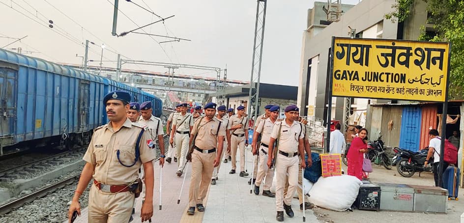 Gaya News : जंक्शन पर आने-जानेवाले यात्रियों की बिना जांच प्लेटफॉर्म पर इंट्री बंद