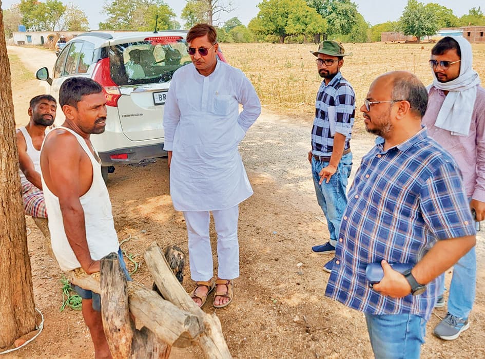 Gaya News : सीयूएसबी के भूविज्ञानियों की टीम ने निरंजना नदी बेसिन का किया निरीक्षणफोटो- गया बोधगया 215- सर्वेक्षण और क्षेत्र डेटा संग्रह में जुटे सीयूएसबी की टीमफोटो- गया बोधगया 216- चतरा के नावालौंग प्रखंड अंतर्गत पारामातू गांव में सूखा पड़ा कुआंफ्लैग......चट्टान व मिट्टी के नमूने एकत्र किए और खुले कुओं में पानी के स्तर को मापा.वरीय संवाददाता, गयासीयूएसबी के लैब टू लैंड कार्यक्रम के तहत भूविज्ञान विभाग के भूविज्ञानियों की एक टीम ने निरंजना नदी बेसिन (फल्गु नदी) में इसके पुनरुद्धार के प्रयासों का समर्थन करने के लिए एक फील्ड सर्वे किया. कुलपति प्रो कामेश्वर नाथ सिंह की पहल ‘कैंपस फॉर कम्युनिटी’ के तहत नमामी निरंजना पुनर्भरण मिशन के संयोजक संजय सज्जन के सहयोग से भूविज्ञान विभाग के अध्यक्ष प्रो प्रफुल्ल सिंह की देखरेख में फील्डवर्क आयोजित किया गया. पीआरओ मोहम्मद मुदस्सीर आलम ने बताया कि सीयूएसबी के टीम के साथ प्रोजेक्ट एसोसिएट कमल नयन, सामाजिक कार्यकर्ता राजकुमार, हंटरगंज के शिक्षक रवींद्र कुमार रवि व नवाडीह पंचायत की मुखिया बसंती पन्ना सहित अन्य शामिल थे. विस्तृत जानकारी देते हुए प्रो प्रफुल्ल सिंह ने बताया कि सर्वेक्षण और क्षेत्र डेटा संग्रह का प्राथमिक लक्ष्य नदी की गतिशीलता का अध्ययन करना व बेसिन के प्रवाह और भूजल आंदोलन को प्रभावित करने वाले भूवैज्ञानिक व जल विज्ञान संबंधी कारकों का मूल्यांकन करना था. निरीक्षण के दौरान जल विज्ञानियों ने बेसिन में चट्टान और मिट्टी के नमूने एकत्र किए और भूजल की स्थिति का आकलन करने के लिए खुले कुओं में पानी के स्तर को मापा. उनका उद्देश्य यह समझना था कि जलवायु परिवर्तन और कृषि पद्धतियां भूजल उपलब्धता को कैसे प्रभावित कर रही हैं, ताकि एक स्थायी भूजल पुनर्भरण रणनीति तैयार की जा सके.स्थानीय जल उपयोग पैटर्न और भूजल पहुंच के बारे में जानकारी का प्रयासटीम ने स्थानीय जल उपयोग पैटर्न और भूजल पहुंच के बारे में जानकारी हासिल करने के लिए जलग्रहण क्षेत्र के चतरा के नावालौंग प्रखंड अंतर्गत पारामातू गांव के निवासियों के साथ भी बातचीत की. सर्वेक्षण से प्राप्त अवलोकनों ने जिम्मेदार भूजल उपयोग को बढ़ावा देने, सूख चुके कुओं को बहाल करने व प्रमुख जल असर संरचनाओं व संरचनाओं की रक्षा करने के लिए समुदाय की भागीदारी और जागरूकता बढ़ाने की तत्काल आवश्यकता पर प्रकाश डाला. ये प्रयास दीर्घकालिक जल स्थिरता प्राप्त करने व नदी प्रणाली के पारिस्थितिक स्वास्थ्य को संरक्षित करने के लिए महत्वपूर्ण हैं.