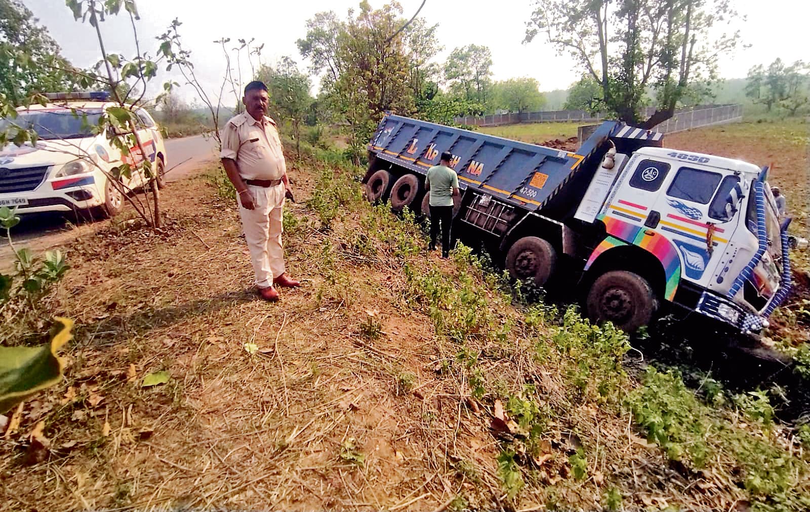 West Singhbhum News : लौह अयस्क लदा हाइवा पलटा, चालक-खलासी फरार