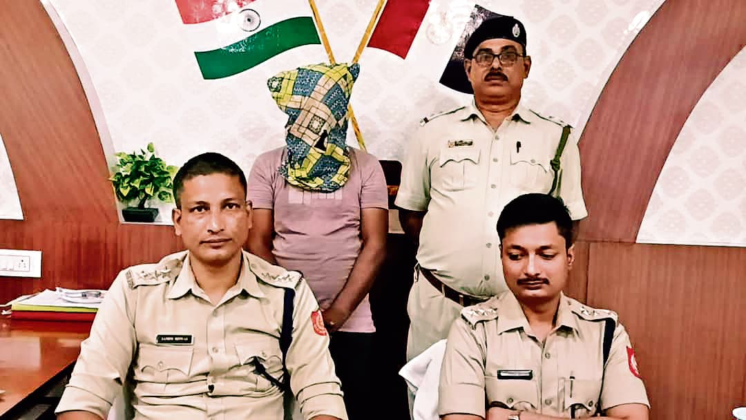 East Singhbhum News : ट्रक पर हल्दी की बोरियों से 232 किलो गांजा बरामद, एक गिरफ्तार