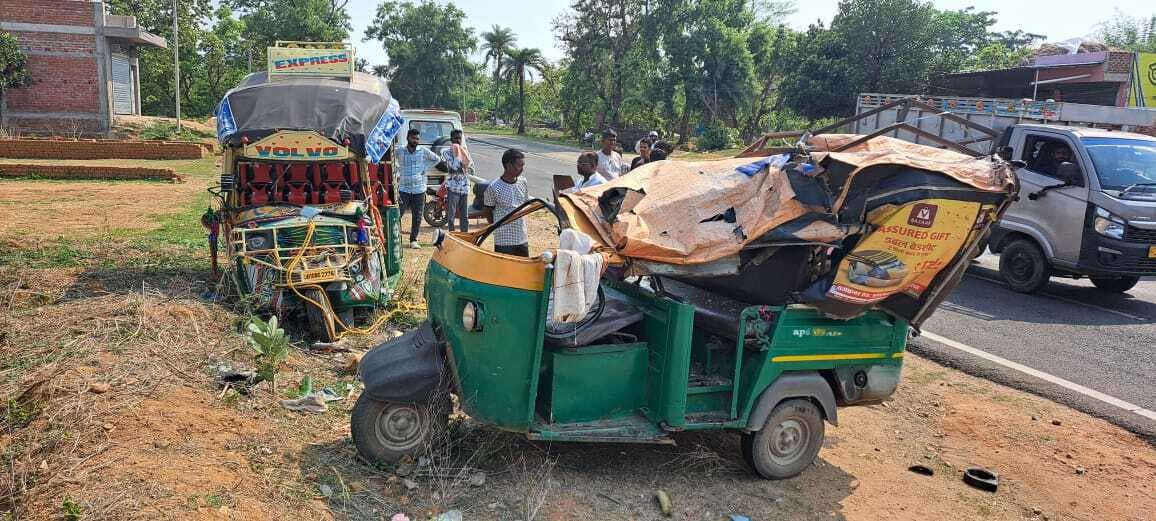 Giridih News: दो टैंपो में टक्कर, चालक समेत एक ही परिवार के 14 लोग घायल